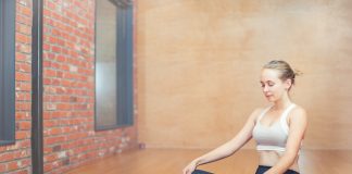 Wpływ NNKT na funkcjonowanie organizmu – źródła, suplementacja kobieta jedzaca kwasy omega tabletki