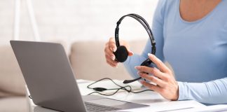 Jak wygląda wizyta u psychologa? psycholog online przy biurku