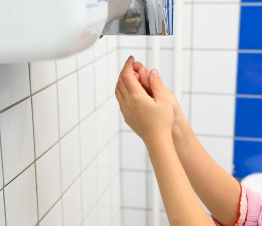Suszarki do rąk, czy ręczniki papierowe – co lepiej się sprawdzi w publicznej toalecie? suszarka dziecko