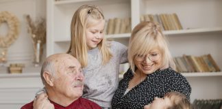 Czy nebulizator jest bezpieczny dla dzieci i osób starszych? srednio ujecie szczesliwych dziewczat dziadkow