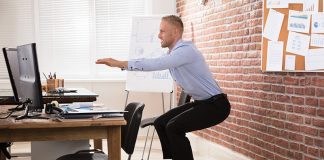 Jakie ćwiczenia warto wykonywać podczas przerw w pracy? cwiczenia w pracy