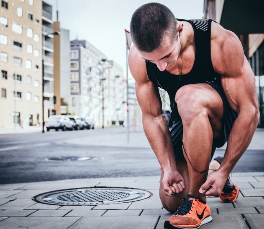 Rynek odżywek dla sportowców – czym się charakteryzuje i gdzie się zaopatrywać? biegacz biegnie do hurtowni odżywek