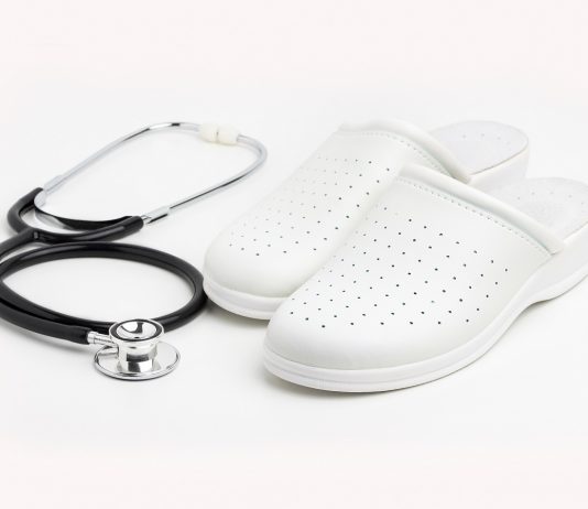 Obuwie medyczne i BHP – odkryj istotny element odzieży roboczej! obuwie medyczne