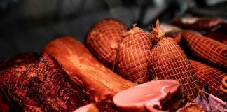 Wędliny w kuchni – jak wykorzystać je na różne sposoby? Sklep mięsny - wędliny lada