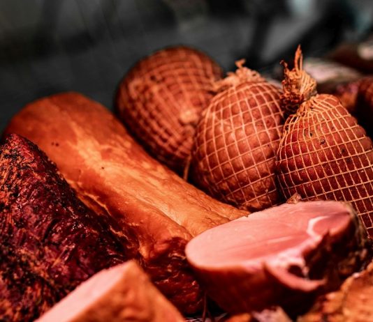 Wędliny w kuchni – jak wykorzystać je na różne sposoby? Sklep mięsny - wędliny lada