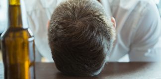 Czym jest alkoholizm? Objawy choroby alkoholowej, kto może być zagrożony? człowiek uzaeżniony od alkoholu