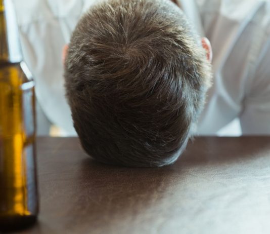Czym jest alkoholizm? Objawy choroby alkoholowej, kto może być zagrożony? człowiek uzaeżniony od alkoholu