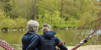 Demencja u osób starszych. Objawy i opieka nad seniorem demencja starcza para