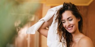 Korzyści ze stosowania szamponu na łuszczycę myj włosy łuszczyca