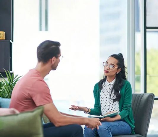 Terapia uzależnień – 5 wskazówek, jak wybrać ośrodek pacjent lekarz uzależnienia