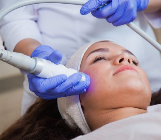 Kosmetologia estetyczna dla każdego? Kto może skorzystać z zabiegów upiększających? kosmetologia estetyczna