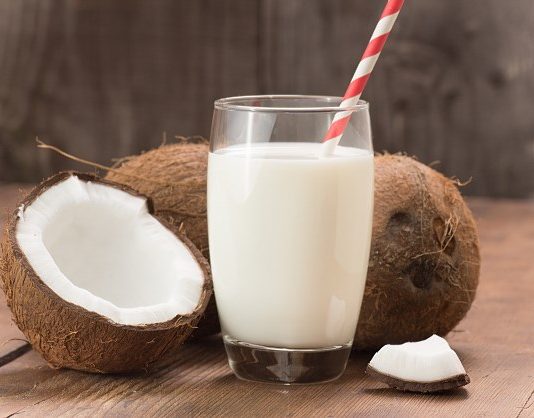 Naturalne alternatywy dla mleka i jogurtów mlecznych – Nie męcz już tych krów! mleko kokosowe zastąp mleko krowie