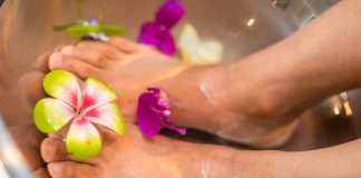 Profesjonalne kosmetyki do stóp — jak je wybrać? kosmetyki stopy kobieta