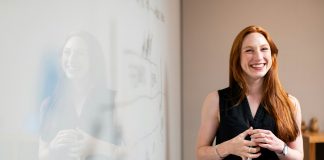 Co robić po operacji zaćmy? kobieta po operacji zaćmy oczu