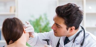 Laryngologia – czym się zajmuje? laryngolog pracuje z pacjentem