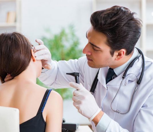 Laryngologia – czym się zajmuje? laryngolog pracuje z pacjentem