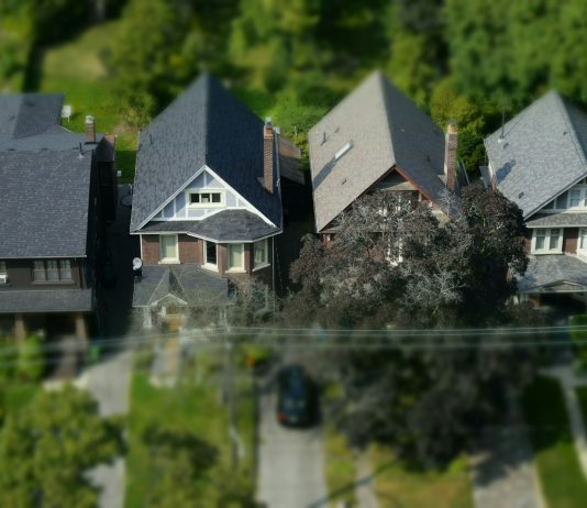 Okna połaciowe w domu jednorodzinnym. Właściwy dobór okien dla poddasza zdrowe okna