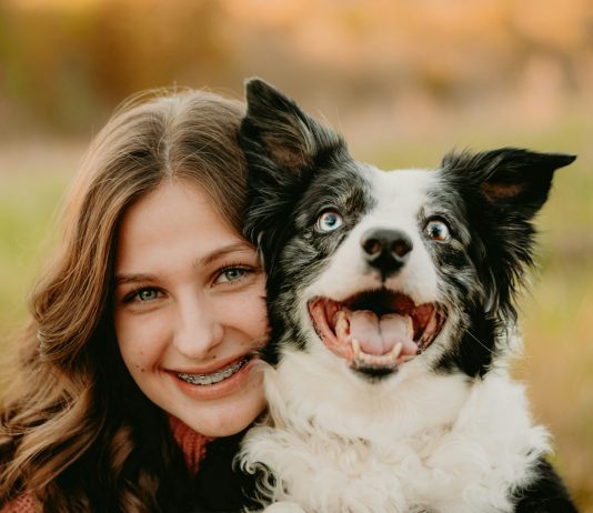 Jak dbać o zęby – zdrowy uśmiech a dieta ładne zęby u dziewczyny