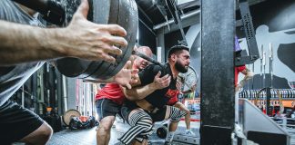 Jakie szkolenia powinien ukończyć dobry trener personalny? Sprawdź listę! dobry trener personalny co musi umiec