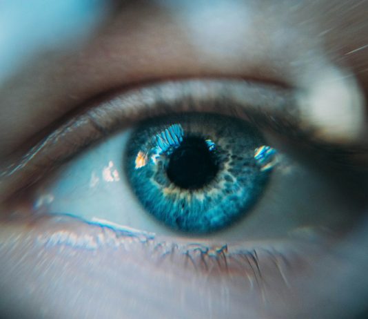 Metamorfoza tęczówki: Na czym polega laserowa transformacja barwy oczu? oko niebieskie