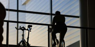 Jak efektywnie i bezpiecznie trenować na rowerze stacjonarnym w domu? rower stacj