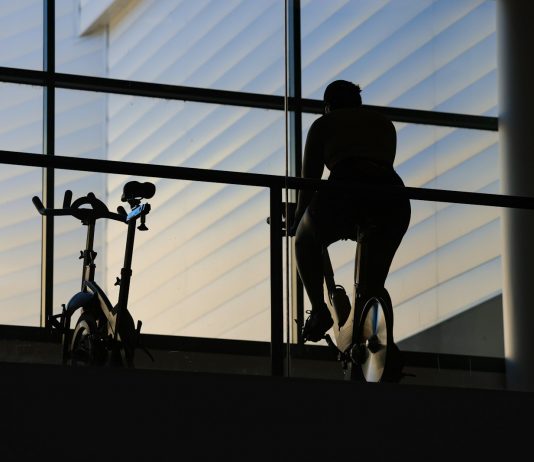 Jak efektywnie i bezpiecznie trenować na rowerze stacjonarnym w domu? rower stacj