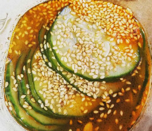 Ogórki kiszone na trawienie – dobre składniki odżywcze i zyski dla układu pokarmowego Chrupiące ogórki kiszone w słonej zalewie z czosnkiem i koprem to polski przysmak