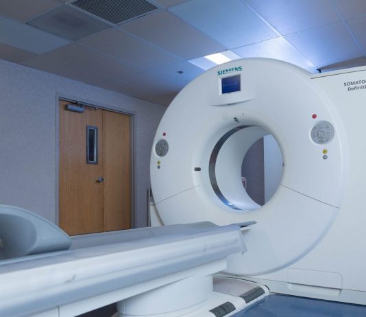 Tomografia komputerowa brzucha – przygotowanie, przebieg i wskazania do badania Tomografia komputerowa to metoda diagnostyczna wykorzystująca promieniowanie rentgenowskie do obrazowania wnętrza ciała