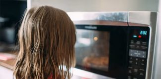 Mikrofalówka zabija witaminy? Prawda czy mit? 7 informacji o podgrzewaniu jedzenia microwaveds549 - Mikrofalówka zabija witaminy Prawda czy mit 7 zaskakujących faktów o podgrzewaniu jedzenia