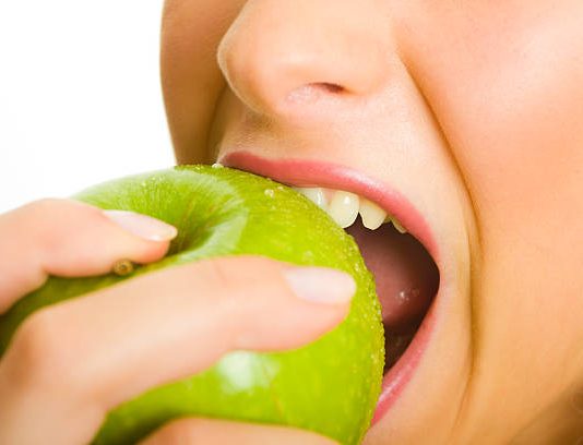 Fluoroza zębów: objawy, leczenie i różnice względem odwapnienia – informator dla pacjentów zeby zdrowe