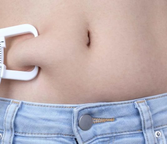 Jak zmierzyć procent tłuszczu w organizmie – wzory i różnice między kobietami a mężczyznami zmierz tluszcz tak