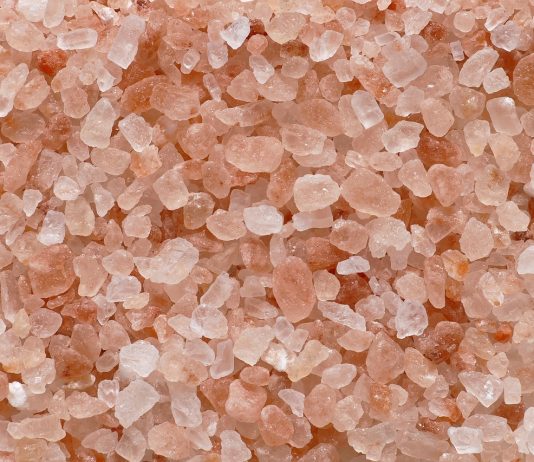 Peeling z soli himalajskiej – naturalna pielęgnacja skóry problematycznej w kąpieli relaksacyjnej Relaksacyjna sól do kąpieli z peelingiem złuszcza martwy naskórek i regeneruje skórę