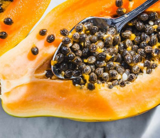Pestki papai – właściwości odżywcze, bezpieczeństwo spożycia i sposoby wykorzystania w kuchni Pestki papai można bezpiecznie spożywać na surowo