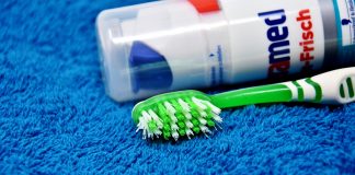 Techniki szczotkowania zębów: pełen przewodnik po prawidłowej higienie jamy ustnej Okrężnymi ruchami szczotki dokładnie wyczyść każdy ząb przez minimum dwie minuty