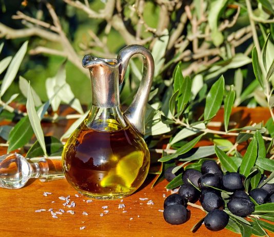 Olejek rycynowy jako naturalne wsparcie w leczeniu guzków i niedoczynności tarczycy – sprawdzone metody aplikacji Olejek rycynowy wcierany w okolice szyi może wspomóc leczenie guzków tarczycy