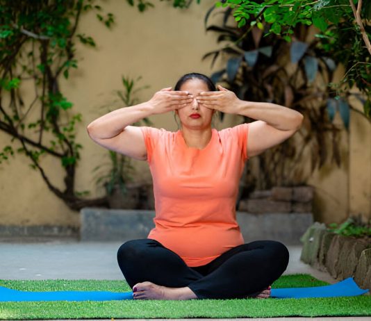 Palming dla oczu: Naturalna metoda regeneracji zmęczonego wzroku i ulgi dla przepracowanych oczu Palming dla oczu