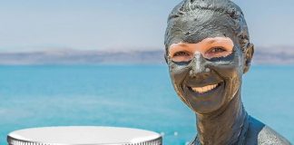 Maseczki błotne z Morza Martwego: mineralna kuracja przeciwtrądzikowa – naturalne SPA w domu Naturalne składniki błota z Morza Martwego skutecznie oczyszczają skórę i zwalczają zmiany trądzikowe