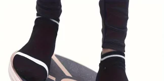 Równowaga na jednej nodze w czasie szczotkowania zębów – trening balansu w łazience trening balansu w łazience