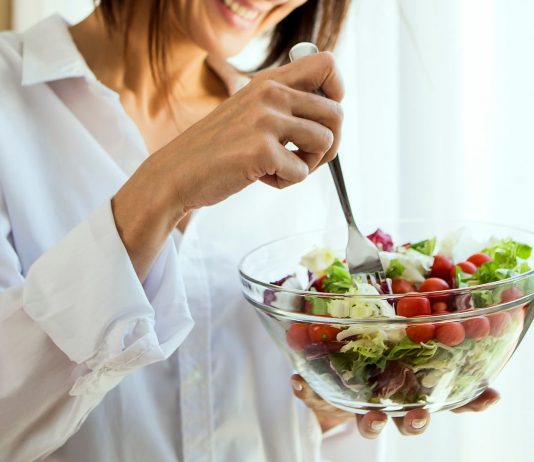 Odżywianie intuicyjne: jak wsłuchać się w sygnały ciała i odzyskać naturalne podejście do jedzenia Odżywianie intuicyjne