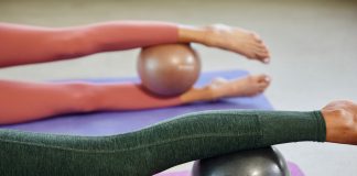 Profesjonalne maty i piłki fitness – komfortowy trening dla kręgosłupa i stawów maty i piłki fitness