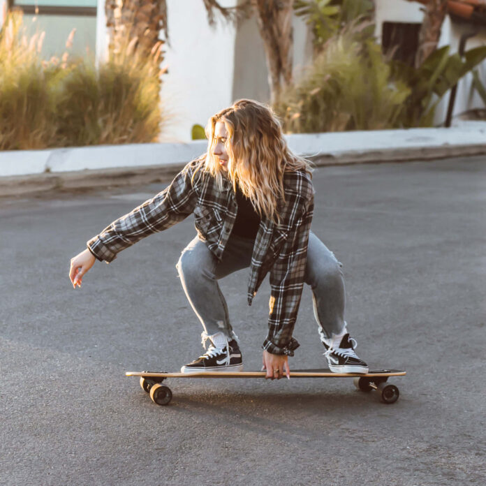 longboardem a deskorolką