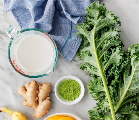 Mistrzowskie kompozycje zdrowych Smoothie – szczegóły świetnych połączeń smakowych i odżywczych Wybierz świeże owoce, warzywa i superfood, następnie zmiksuj je z naturalnym jogurtem