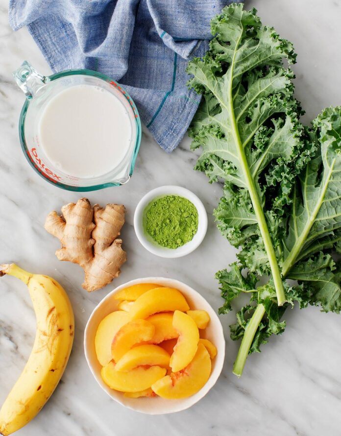 Wybierz świeże owoce, warzywa i superfood, następnie zmiksuj je z naturalnym jogurtem