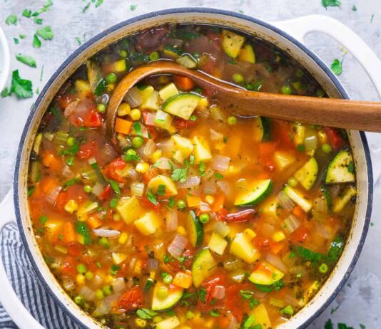 Zobacz magię smaku: sezonowe zupy dla zdrowia i dobrego samopoczucia przez cały rok Aromatyczne zupy pełne sezonowych warzyw to skarbnica witamin i smaku dla całej rodziny