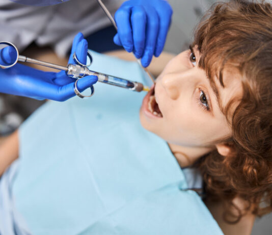 Czas działania znieczulenia dentystycznego: od zabiegu do powrotu czucia w jamie ustnej Znieczulenie stomatologiczne zazwyczaj utrzymuje się od 2 do 4 godzin po zabiegu