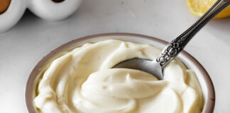 Domowy majonez: smakowita alternatywa pełna zdrowia i naturalnych składników Domowy majonez zawiera świeże składniki i jest wolny od zbędnych konserwantów