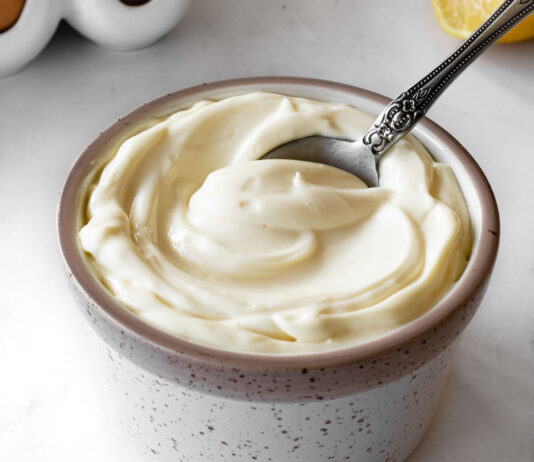 Domowy majonez: smakowita alternatywa pełna zdrowia i naturalnych składników Domowy majonez zawiera świeże składniki i jest wolny od zbędnych konserwantów