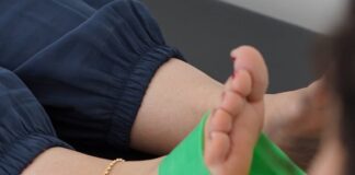 Taśmy oporowe do ćwiczeń w rehabilitacji sportowej – jak bezpiecznie wrócić do formy po kontuzji? taśma oporowa na nodze