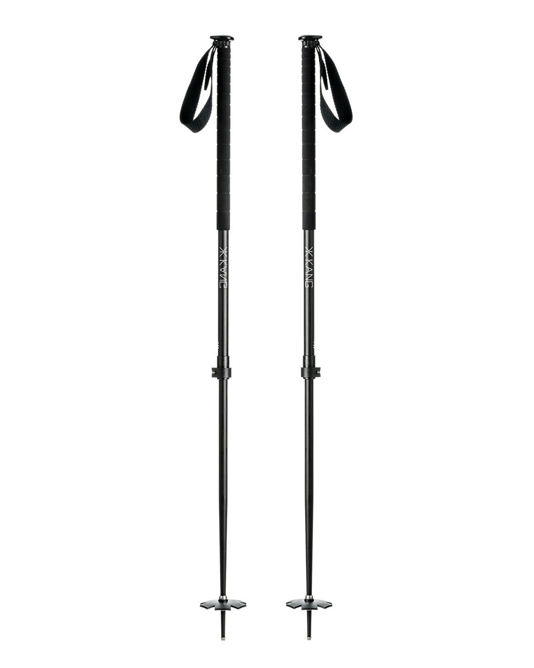 Niebieski kijek Salomon z karbonową końcówką i paskiem na rękę w śniegu