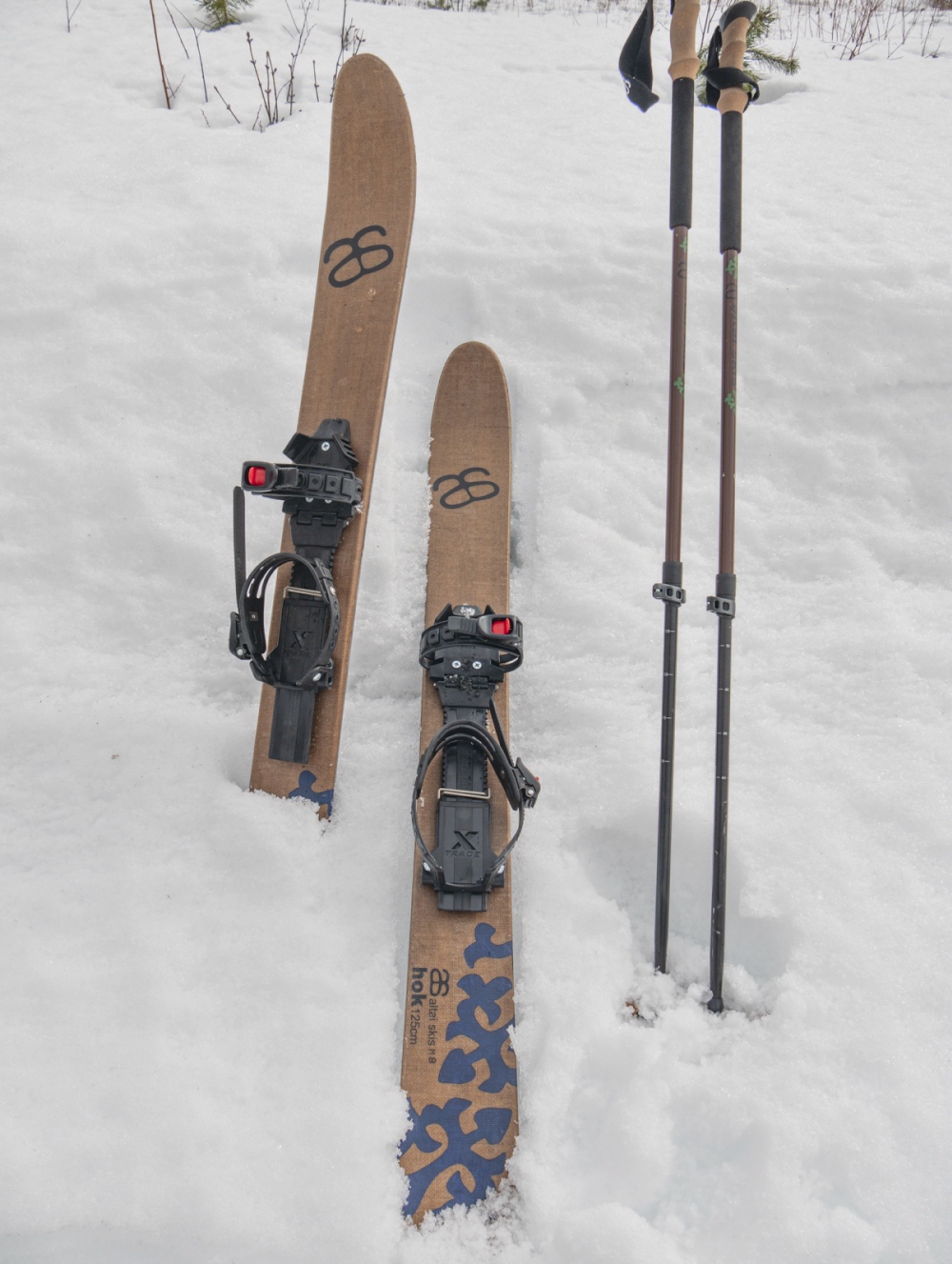 Czarna aluminiowa rama kijka Atomic z logo i ergonomicznym uchwytem z pianki